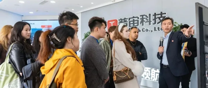 央媒记者和多国博主走进普宙科技，中国无人机“圈粉”海外友人