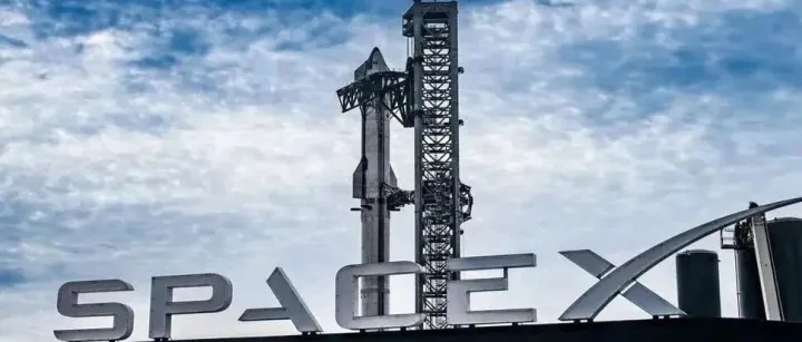 【华西计算机】1109| 马斯克：星舰为大规模部署太阳能 AI 卫星开辟路径