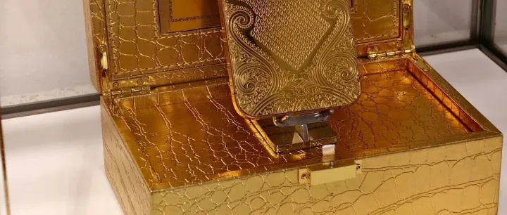 果粉 | 62.6万！三部iPhone 17 Pro黄金版秒罄，Caviar再次定义奢华天花板