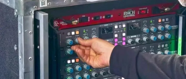 格莱美认证！Peso Pluma 巡演标准再升级，Harrison D510r Dante 机架成现场新核心