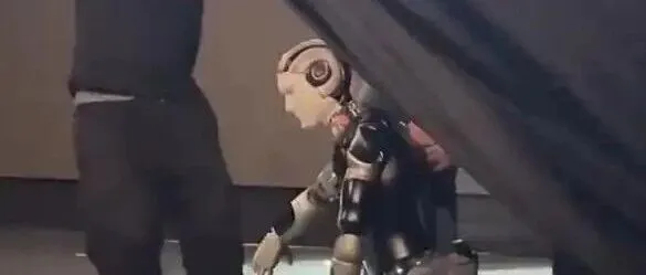 尴尬了！俄罗斯首款人形机器人亮相：出场摔跟头，被拉黑布抬走！