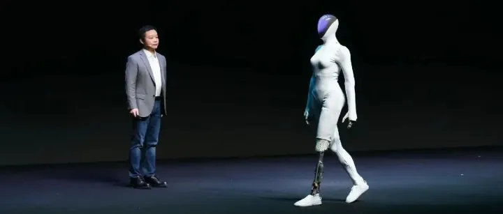 又火了一波～小鹏机器人“自证”非真人扮演，解剖仿生构造，更多产品细节曝光