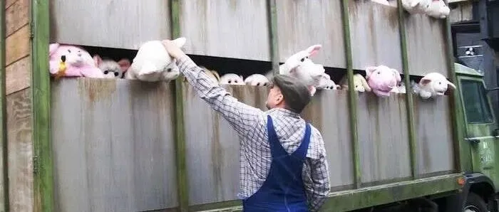 纽约街头惊现 “萌系屠宰车”！网友：用最可爱的玩具，演绎最残酷的现实