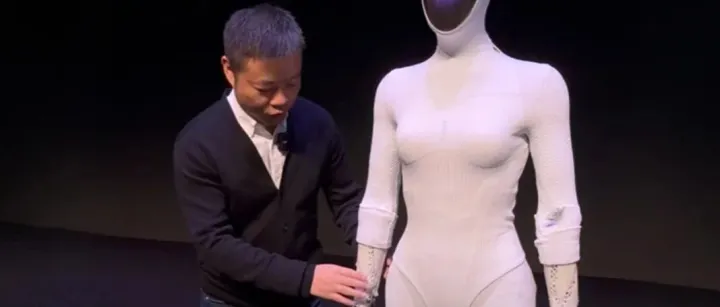 小鹏女机器人被怀疑是真人，何小鹏现场扒衣验身