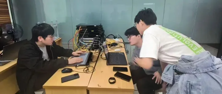 成长蓄力 | 动手实操练真功，网工伙伴在真机前蓄力成长！