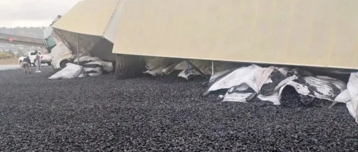 满载煤炭卡车翻覆 导致<em>N12</em>高速公路封闭