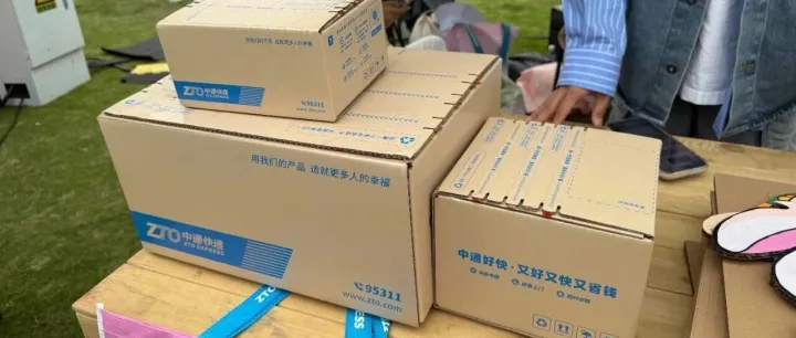 一个纸箱，多条生命，无需胶带! One Box. Multiple Lives. No Tape Needed.