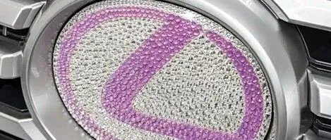 内外<em>芭比</em>粉，车标镶钻石，雷克萨斯改了台“<em>芭比</em>LX”