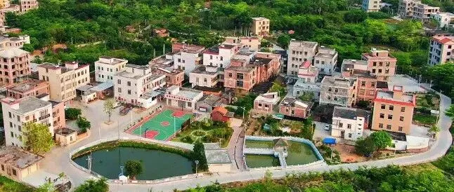 真实的农村与城中村差不多，而且很多糟心事，舒适度还不如城中村