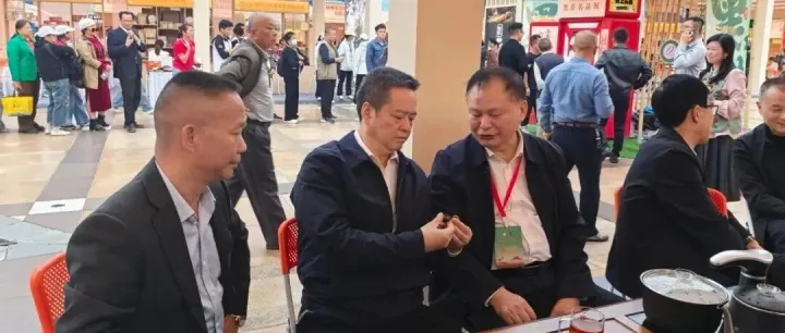 理想华莱出席2025中国黑茶大会 共绘产业高质量发展新蓝图