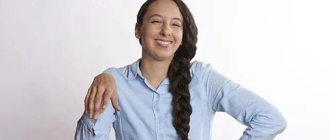 "<em>pull</em> one's leg"不要翻译成“扯某人后腿”，这是开玩笑的！