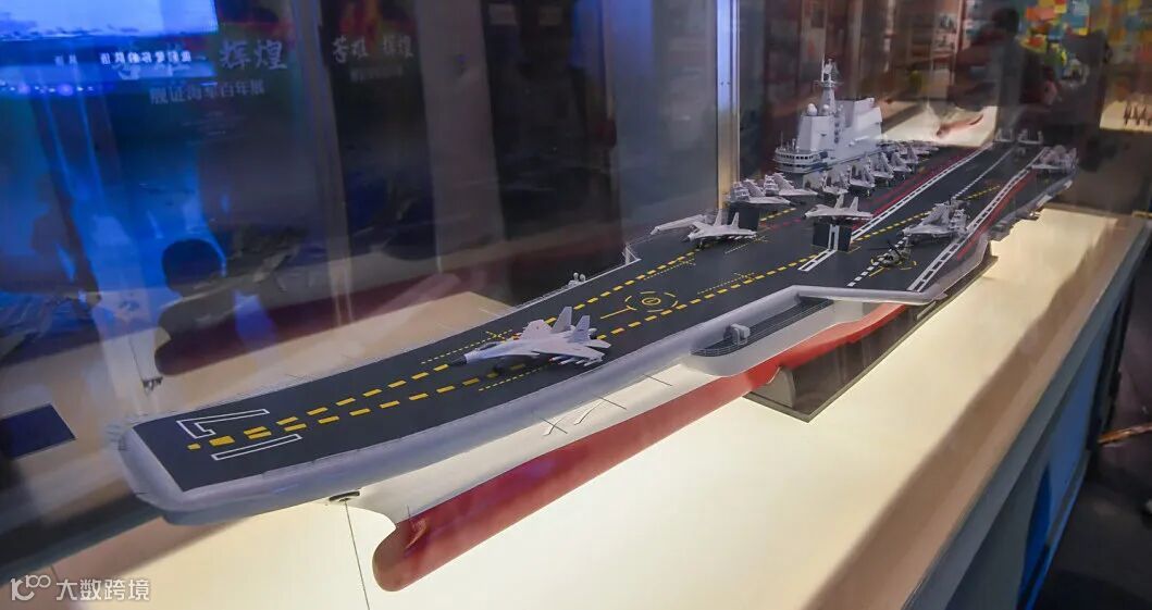 摄图网_700337256_banner_小女孩在科技博物馆观看航空母舰模型（企业商用）.jpg