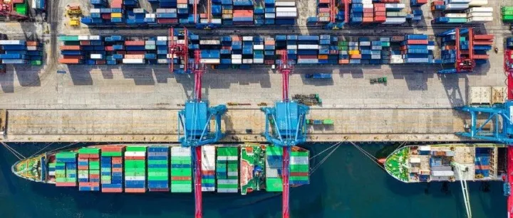 国际贸易中的FAS指的是什么？有何特点?