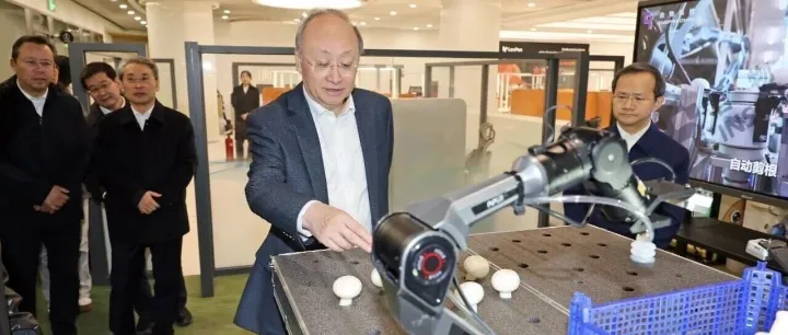 以新质生产力为重点加速培育经济增长新引擎！尹力、殷勇到海淀区调研