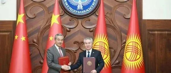 中国和吉尔吉斯斯坦外长首次战略对话在比什凯克成功举行