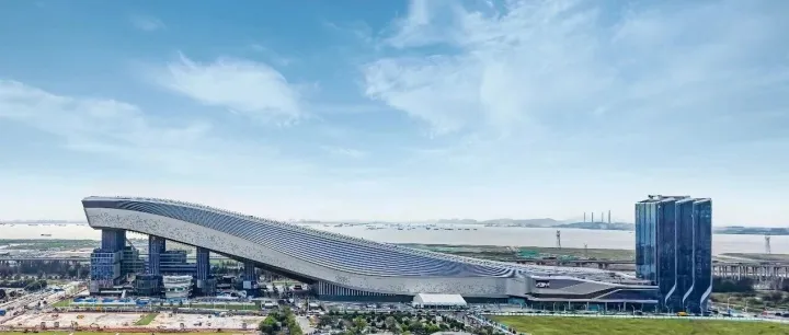 “绿色节能大冰箱”惊艳高交会！前海冰雪世界携五大品牌打造体育科技新场景