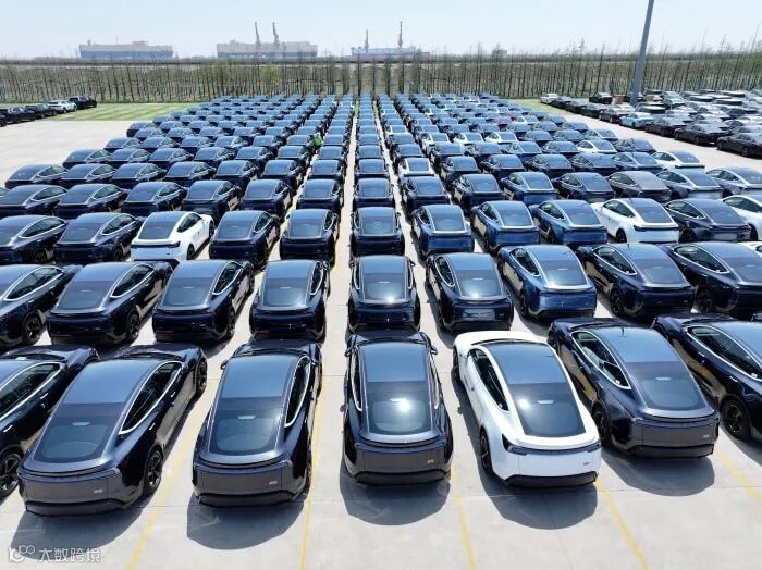 在上海，待出口的特斯拉电动汽车正等待装船。