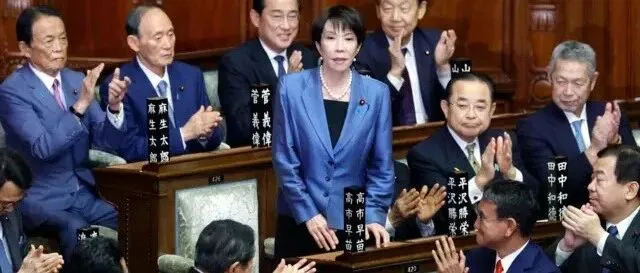 日本宪政史上第一位女首相上台，爱好：架子鼓、滑雪、户外运动