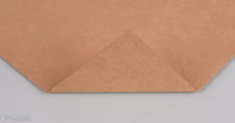 可水洗牛皮纸，有天然色和染色两种颜色可选。标题：可水洗牛皮纸