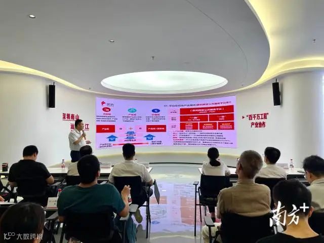 现场介绍跨境电商资讯。 南方+ 余丹 拍摄