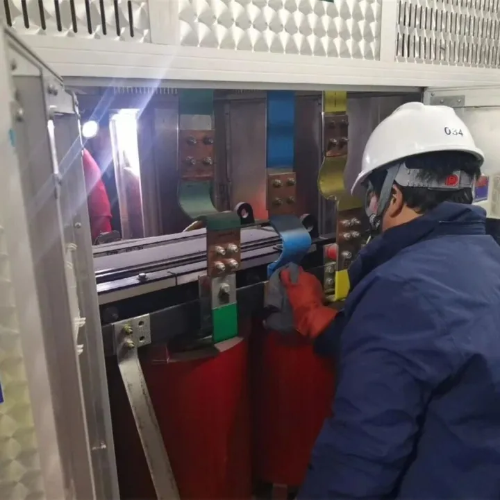 印象未来城维护电力设施守护“电力心脏”