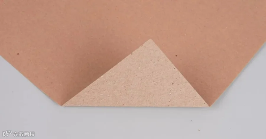 单面牛皮纸，正面光滑呈棕色，背面质地较粗糙。