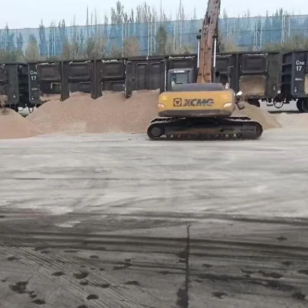 第三分公司协助业务组拉运石灰石，保障厂内生产