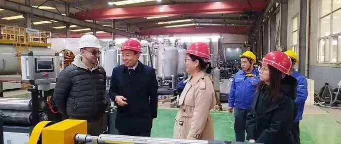 俄罗斯客户莅临华仕达验收四辊卧式热收缩带设备