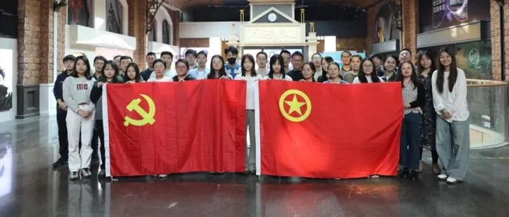 凝聚航天心 共筑蓝星梦—航天新商务公司组织观看《窗外是蓝星》