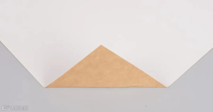 表面光亮、防潮的涂布牛皮纸。标题：涂布牛皮纸