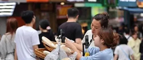 国外<em>街景</em><em>直播</em>卖货藏猫腻，真假产品大起底