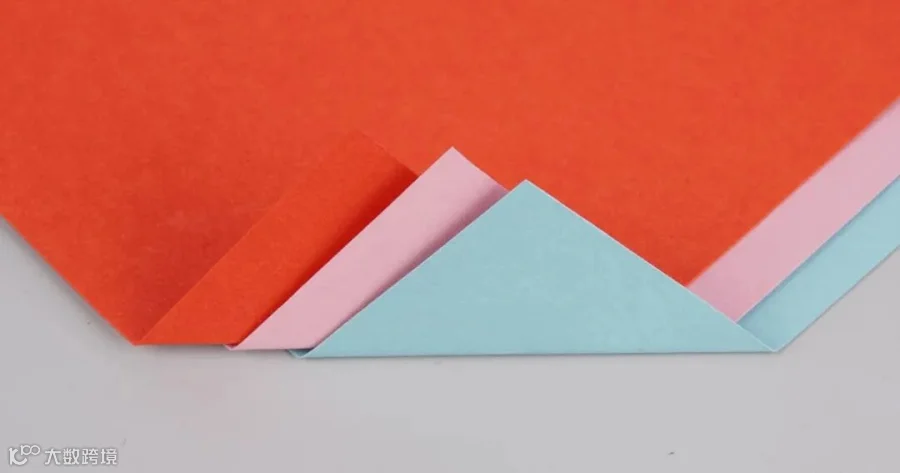 各种鲜艳色彩的彩色牛皮纸。标题：彩色牛皮纸