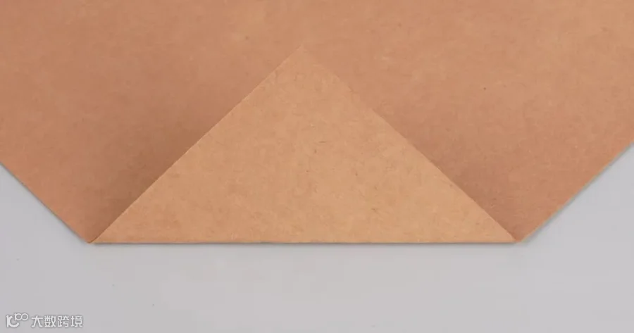 天然棕色牛皮纸，质地光滑而粗糙。