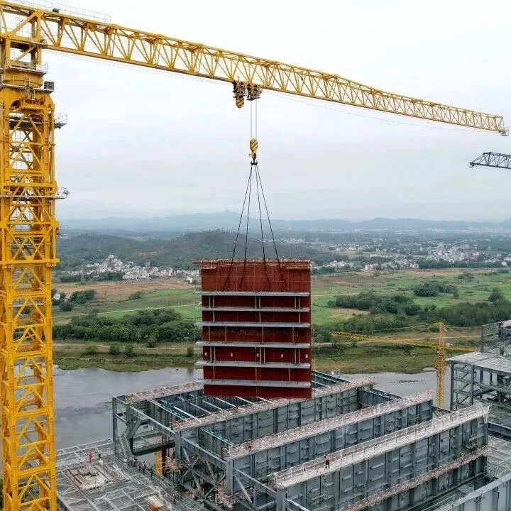 四季度决胜收官战|陕投信丰能源项目2号机组锅炉受热面首件大件顺利吊装