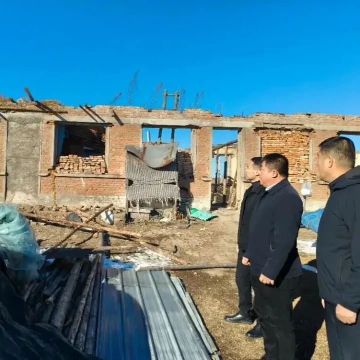 翠峦林业局公司副总<em>经理</em>刘<em>福</em><em>新</em>深入基层督导检查人居环境整治工作