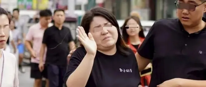 200杯瞬间售罄，全网封禁<em>的</em>初代网红复出，<em>吃相</em><em>难看</em>被美团罚款！