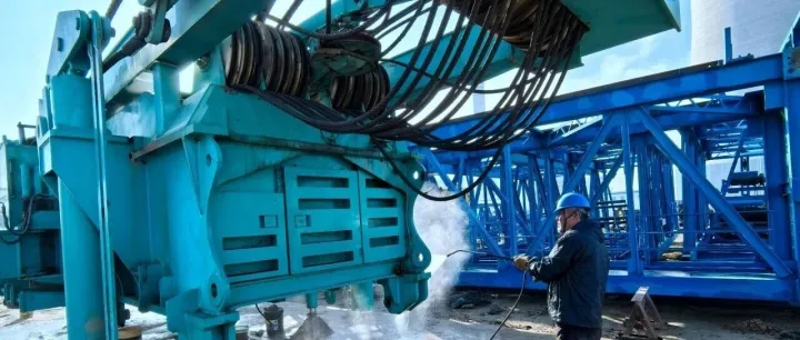 【一线播报】机械租赁团队：守护铁甲的柔情铁军