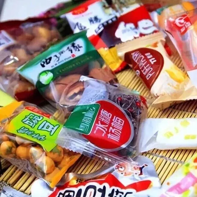 狂开2389家店、暴赚393.44亿元！谁将摘走“零食第一股”的王冠？