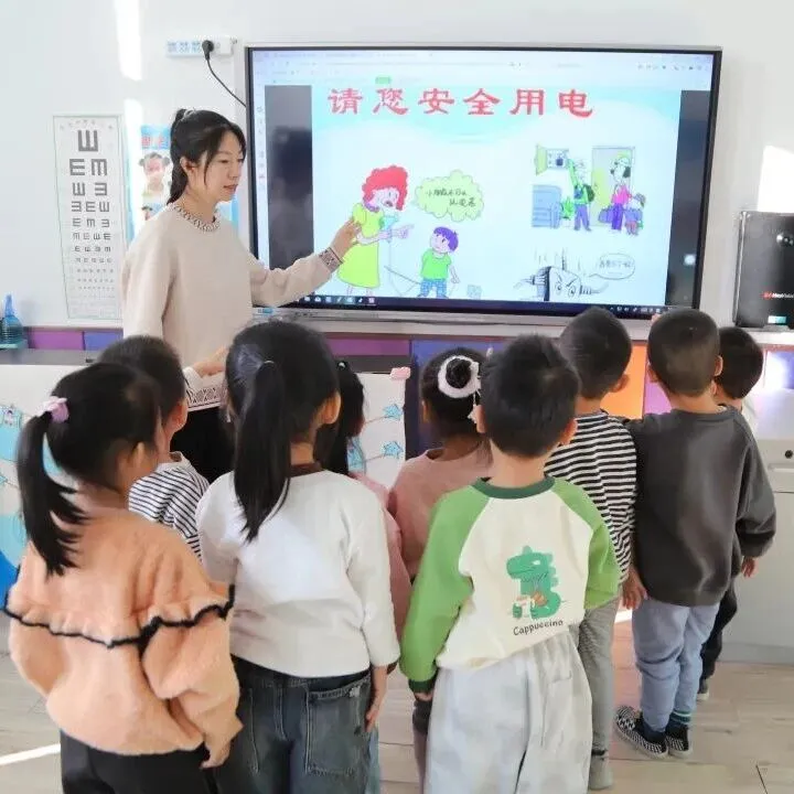 【856·幼儿园】开展“小手拉大手”安全宣传活动