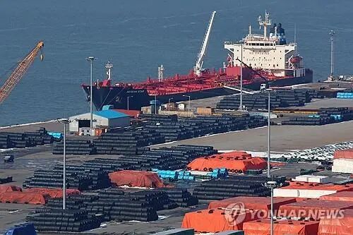 资料图片：在京畿道平泽港，韩国钢铁产品等待出口。 韩联社