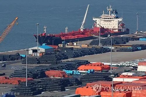 资料图片:在京畿道平泽港,韩国钢铁产品等待出口。 韩联社