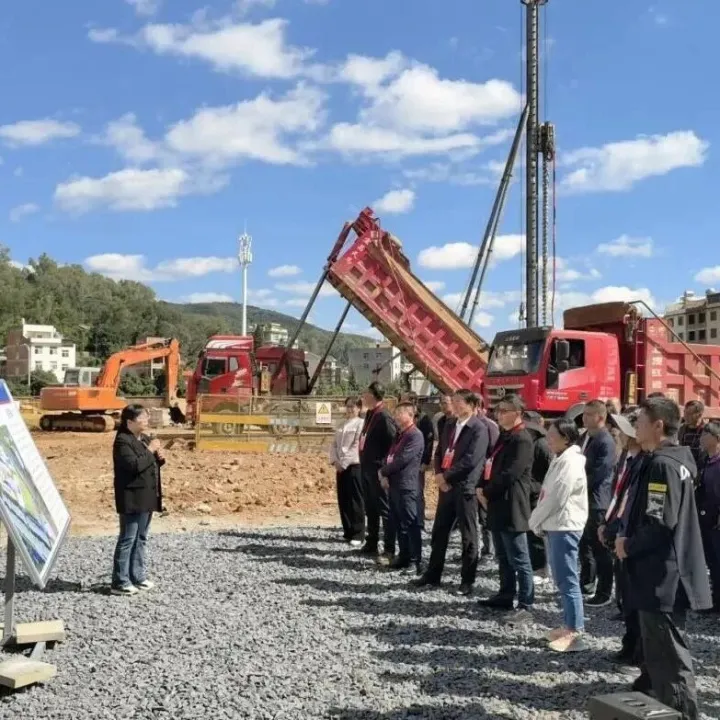 易门县人大常委会主任李贵祥调研易门县龙泉小学新校区（一期）建设项目