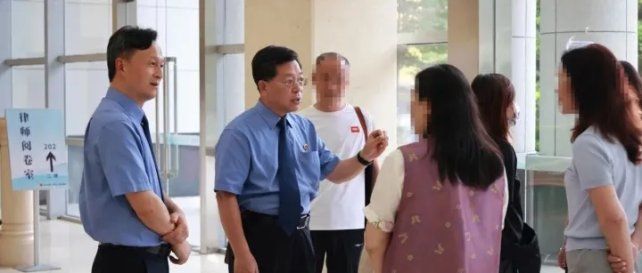 检察<em>官</em>揭穿“庞氏骗局”  <em>澳门</em>同胞赠锦旗致谢