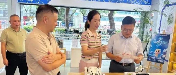 海峡出版发行集团总经理严桂忠调研“新华AI智趣生活馆”