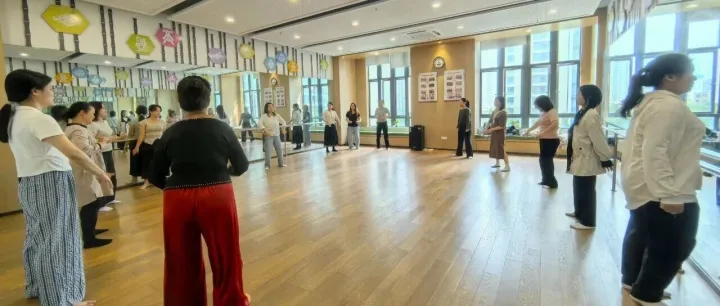 从拘谨到绽放｜100分钟，她们在舞动中找回自己