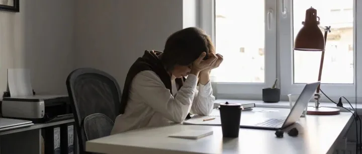 低精力状态：不是 “懒”，是身心在求救 —— 心理学视角下的成因与应对