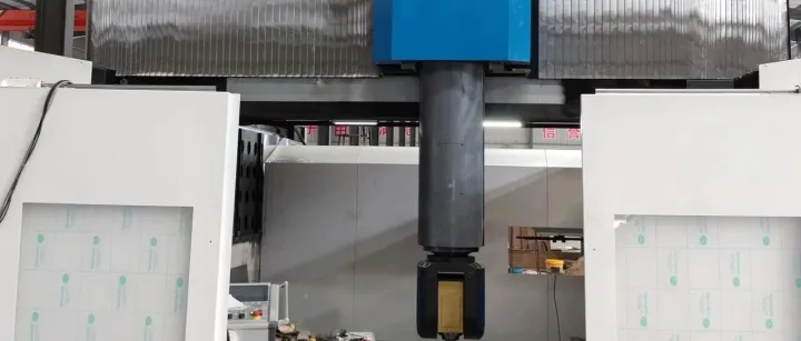 工程公司攻坚克难安装调试桥式摆头龙门设备