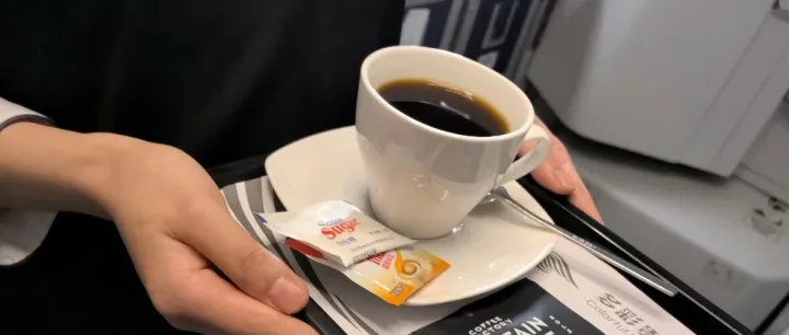 <em>飞机</em>上也能喝到“冠军咖啡”！这波<em>体验</em>绝了