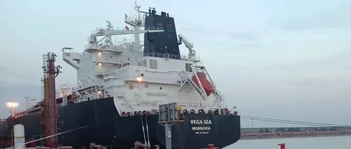 山东港口<em>青岛</em>港D24泊位刷新船舶靠泊<em>历史</em>纪录！