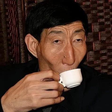 中国第一巨人鲍喜顺：不听医生劝告非要生子，现在儿子长到多高？